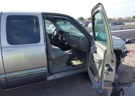 2000 Chevrolet Silverado 1500 Ls z USA, uszkodzony, nr VIN 1GCEK19T6YE291119